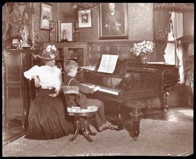 Theodore Edison et son professeur de musique au piano, 1907 - Byron Company